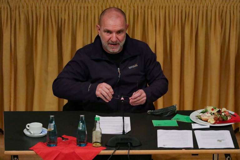 Frank Heinze (Mitglied der Satzungskommission) gibt einleitende Worte zur erfolgten Aufstellung der Beschlussvorlage 2020.11.21 MV 4